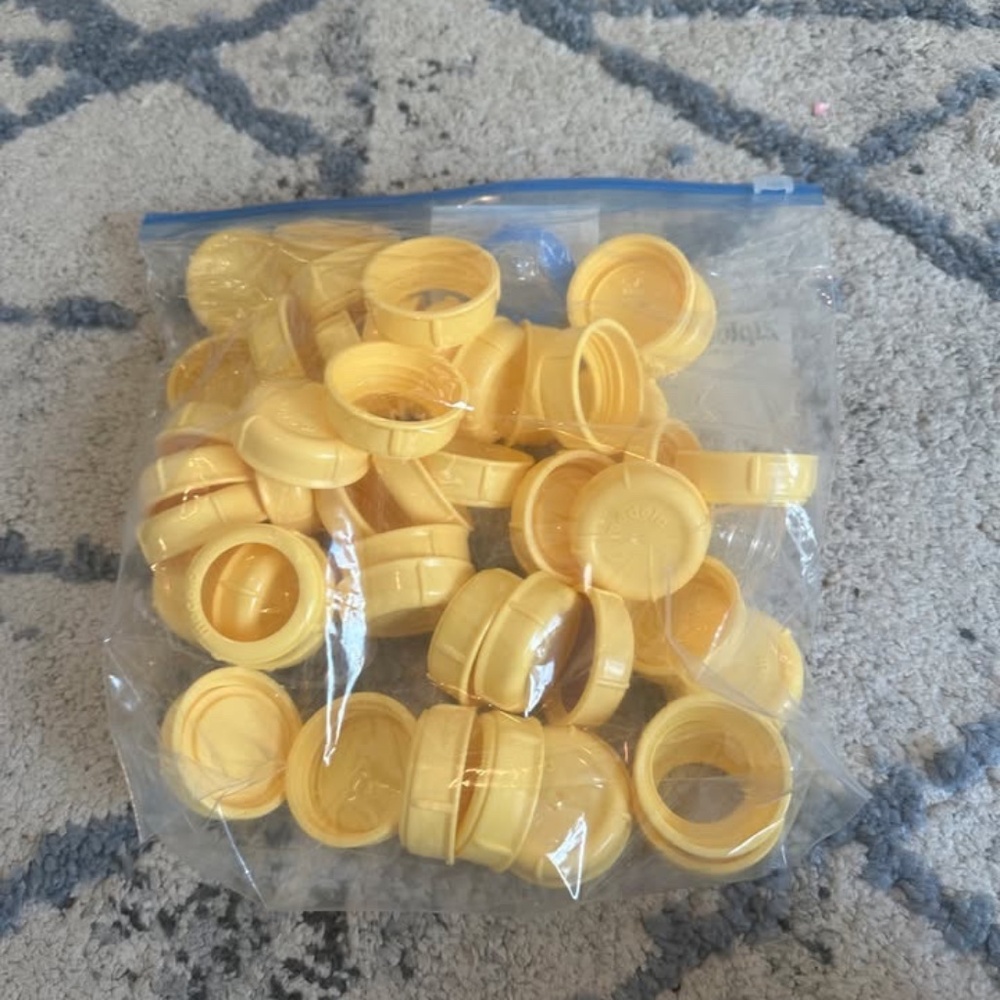 Bags of Medela milk bottles and parts - Picture 3 of 3
